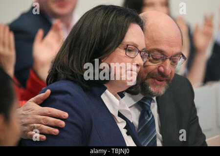 Bonn, Deutschland. 21 Jan, 2018. Andrea Nahles (l), SPD-Fraktionschef im Bundestag, und der damalige SPD-Fraktionschef Martin Schulz zusammen auf dem SPD-Sonderparteitag sitzen. SPD-Partei- und Fraktionschef Nahles zurückgetreten. Credit: Oliver Berg/dpa/Alamy leben Nachrichten Stockfoto