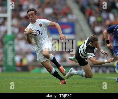 Twickenham Stadium. London. UK. 2. Juni 2019. Quilter Cup. England XV v Babarians. Alex Mitchell (England) vorbei an Colin Slade (Babarians). 02.06.2019. Credit: Sport in Bildern/Alamy Live News Credit: Sport in Bildern/Alamy leben Nachrichten Stockfoto