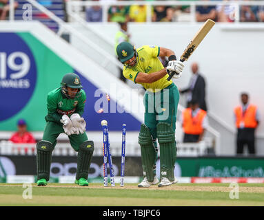 Kia Oval, London, UK. 2. Juni 2019. ICC World Cup Cricket, Südafrika gegen Bangladesh; Aiden Markram von Südafrika ist durch Shakib Al Hasan von Bangladesch für 45 Durchläufe rollte die Kerbe im 19 102-2 mit Mushfiqur Rahim von Bangladesch hinter die Stümpfe Credit: Aktion plus Sport/Alamy Live News Credit: Aktion Plus Sport Bilder/Alamy Leben Nachrichten zu machen Stockfoto