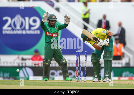 Kia Oval, London, UK. 2. Juni 2019. ICC World Cup Cricket, Südafrika gegen Bangladesh; Aiden Markram von Südafrika ist durch Shakib Al Hasan von Bangladesch für 45 Durchläufe rollte die Kerbe im 19 102-2 mit Mushfiqur Rahim von Bangladesch hinter die Stümpfe Credit: Aktion plus Sport/Alamy Live News Credit: Aktion Plus Sport Bilder/Alamy Leben Nachrichten zu machen Stockfoto