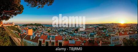 Lissabon, Portugal. 13. Mai, 2019. 13.05.2019, Lissabon, Hauptstadt von Portugal auf der Iberischen Halbinsel im Frühjahr 2019. Großartige Aussicht von den Miradouro da Nossa Senhora do Monte, die Aussichtsplattform mit Blick auf die Dächer der Stadt, um die Wasser des Tejo, Ponte 25 de Abril (Brücke des 25. April) und die Christus Statue (Cristo Rei). | Verwendung der weltweiten Kredit: dpa/Alamy leben Nachrichten Stockfoto