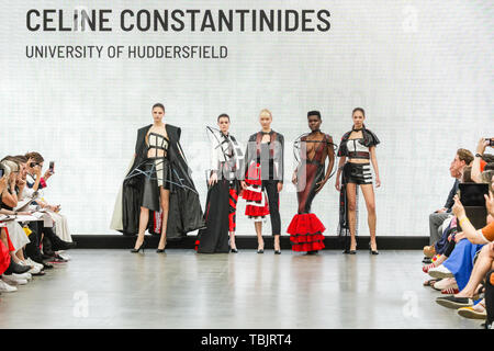 London, UK, 02. Juni 2019. Modelle, die auf der Start- und Landebahn in den Designs von Celine Constantinides, Universität von Huddersfield. Graduate Fashion Week ist in der Alten Truman Brauerei statt, und ein Schaufenster und Sprungbrett für neue Talente aus britischen Modeschulen in der internationalen Modebranche. Stockfoto