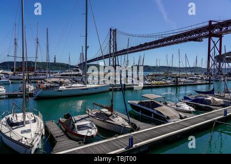 14.05.2019, Lissabon, Hauptstadt von Portugal auf der Iberischen Halbinsel im Frühjahr 2019. In der Yacht Hafen, Doca de Recreio de Santo Amaro sind in der Nähe der Brücke des 25. April (Ponte 25 de Abril) auf dem Tejo einige private Yachten. Im Hintergrund sehen Sie die Christus Statue (Cristo Rei). | Verwendung weltweit Stockfoto