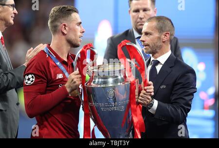 Madrid, Spanien. 1. Juni 2019. firo: 01.06.2019 Fußball, Fußball: Uefa Champions League, CL, CHL Saison 2018/2019 Finale, Finale, Endspiel Tottenham Hotspur - FC Liverpool 0:2 LIV Jordan Henderson, Preisverleihung, Jubel, Übergabe der Cup, Champions League Sieger 2019 FC Liverpool, Podium, UEFA-Chef Aleksander Ceferin, mit Schale, Jubel, Geste, Gestik, trophae, | Nutzung der weltweiten Kredit: dpa/Alamy leben Nachrichten Stockfoto