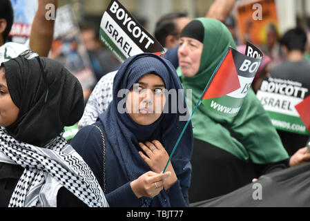 London, Großbritannien. 2. Juni 2019. Die jährlichen Al Quds Tag London Protestmarsch und Kundgebung, eine Demonstration zur Unterstützung des palästinensischen Volkes. Eine kleinere Gegendemonstration von Unterstützern Israels erfolgt ebenfalls. Stockfoto