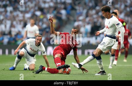 Madrid, Spanien. 1. Juni 2019. firo: 01.06.2019 Fußball, Fußball: Uefa Champions League, CL, CHL Saison 2018/2019 Finale, Finale, Finale Tottenham Hotspur - FC Liverpool 0:2 LIV Joel Matip, Duellen, Duell, Sporne Dele Alli, | Verwendung der weltweiten Kredit: dpa/Alamy leben Nachrichten Stockfoto