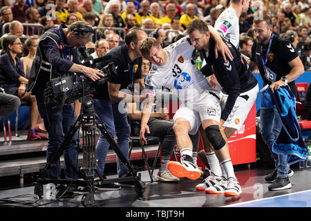 Köln, Deutschland. 02 Juni, 2019. Handball: Champions League, Vardar Skopje - Telekom Veszprem, Endrunde, Final Four, Finale. Vardars Daniil Shishkarev ist an der Seitenlinie behandelt. Credit: Marius Becker/dpa/Alamy leben Nachrichten Stockfoto