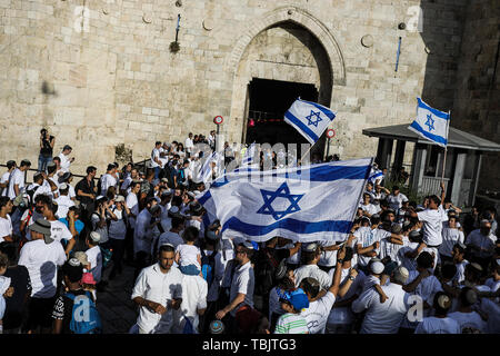 Jerusalem. Israel. 02 Juni, 2019. Tausende von jungen jüdischen Jungen Welle der israelischen Flagge, wie sie ihren Weg durch Damaskus Tor an der westlichen Mauer um Jerusalem Tag zu feiern. Jerusalem Tag der Gründung der israelischen Kontrolle über die Alte Stadt im Sechs-Tage-Krieg von 1967 gedenken. Credit: Ilia Yefimovich/dpa/Alamy Leben Nachrichten Quelle: dpa Picture alliance/Alamy leben Nachrichten Stockfoto