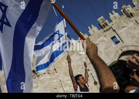 Jerusalem. Israel. 02 Juni, 2019. Tausende von jungen jüdischen Jungen Welle der israelischen Flagge, wie sie ihren Weg durch Damaskus Tor an der westlichen Mauer um Jerusalem Tag zu feiern. Jerusalem Tag der Gründung der israelischen Kontrolle über die Alte Stadt im Sechs-Tage-Krieg von 1967 gedenken. Credit: Ilia Yefimovich/dpa/Alamy Leben Nachrichten Quelle: dpa Picture alliance/Alamy leben Nachrichten Stockfoto