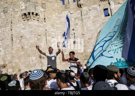 Jerusalem. Israel. 02 Juni, 2019. Tausende von jungen jüdischen Jungen Welle der israelischen Flagge, wie sie ihren Weg durch Damaskus Tor an der westlichen Mauer um Jerusalem Tag zu feiern. Jerusalem Tag der Gründung der israelischen Kontrolle über die Alte Stadt im Sechs-Tage-Krieg von 1967 gedenken. Credit: Ilia Yefimovich/dpa/Alamy Leben Nachrichten Quelle: dpa Picture alliance/Alamy leben Nachrichten Stockfoto