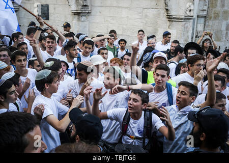 Jerusalem. Israel. 02 Juni, 2019. Tausende von jungen jüdischen Jungen Welle der israelischen Flagge, wie sie ihren Weg durch Damaskus Tor an der westlichen Mauer um Jerusalem Tag zu feiern. Jerusalem Tag der Gründung der israelischen Kontrolle über die Alte Stadt im Sechs-Tage-Krieg von 1967 gedenken. Credit: Ilia Yefimovich/dpa/Alamy Leben Nachrichten Quelle: dpa Picture alliance/Alamy leben Nachrichten Stockfoto