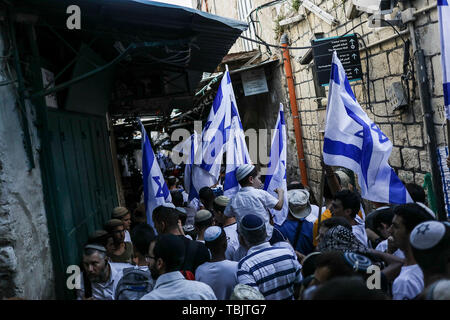 Jerusalem. Israel. 02 Juni, 2019. Tausende von jungen jüdischen Jungen Welle der israelischen Flagge, wie sie ihren Weg durch Damaskus Tor an der westlichen Mauer um Jerusalem Tag zu feiern. Jerusalem Tag der Gründung der israelischen Kontrolle über die Alte Stadt im Sechs-Tage-Krieg von 1967 gedenken. Credit: Ilia Yefimovich/dpa/Alamy Leben Nachrichten Quelle: dpa Picture alliance/Alamy leben Nachrichten Stockfoto