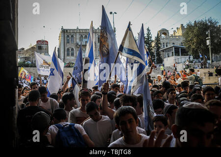 Jerusalem. Israel. 02 Juni, 2019. Tausende von jungen jüdischen Jungen Welle der israelischen Flagge, wie sie ihren Weg durch Damaskus Tor an der westlichen Mauer um Jerusalem Tag zu feiern. Jerusalem Tag der Gründung der israelischen Kontrolle über die Alte Stadt im Sechs-Tage-Krieg von 1967 gedenken. Credit: Ilia Yefimovich/dpa/Alamy Leben Nachrichten Quelle: dpa Picture alliance/Alamy leben Nachrichten Stockfoto