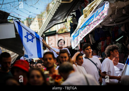 Jerusalem. Israel. 02 Juni, 2019. Tausende von jungen jüdischen Jungen Welle der israelischen Flagge, wie sie ihren Weg durch Damaskus Tor an der westlichen Mauer um Jerusalem Tag zu feiern. Jerusalem Tag der Gründung der israelischen Kontrolle über die Alte Stadt im Sechs-Tage-Krieg von 1967 gedenken. Credit: Ilia Yefimovich/dpa/Alamy Leben Nachrichten Quelle: dpa Picture alliance/Alamy leben Nachrichten Stockfoto