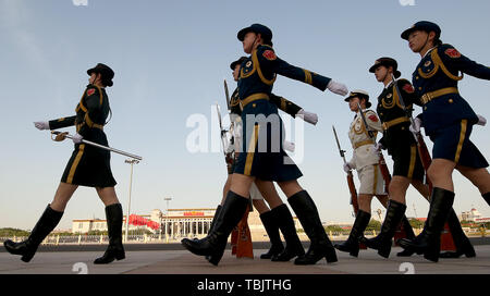 Peking, China, China. 28 Mai, 2019. Chinesische Soldaten durchführen Ehrengarde Zölle in der Großen Halle des Volkes, neben dem Platz des Himmlischen Friedens in Peking am 28. Juni 2019. Foto von Stephen Rasierer/UPI Credit: Todd Lee/ZUMA Draht/Alamy leben Nachrichten Stockfoto