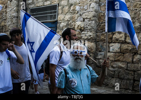 Jerusalem. Israel. 02 Juni, 2019. Jüdische Personen israelische Fahnen, wie sie ihren Weg durch Damaskus Tor an der westlichen Mauer um Jerusalem Tag zu feiern. Jerusalem Tag der Gründung der israelischen Kontrolle über die Alte Stadt im Sechs-Tage-Krieg von 1967 gedenken. Credit: Ilia Yefimovich/dpa/Alamy leben Nachrichten Stockfoto