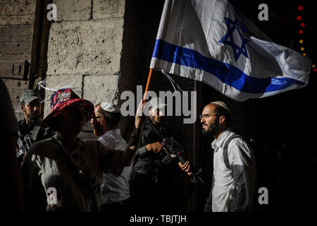 Jerusalem. Israel. 02 Juni, 2019. Eine jüdische Frau Wellen eine israelische Flagge, wie sie ihren Weg durch Damaskus Tor nimmt an der westlichen Wand Jerusalem Tag zu feiern. Jerusalem Tag der Gründung der israelischen Kontrolle über die Alte Stadt im Sechs-Tage-Krieg von 1967 gedenken. Credit: Ilia Yefimovich/dpa/Alamy leben Nachrichten Stockfoto