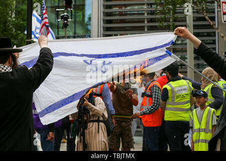 Home Office, London, UK 2 Jun 2019 - Demonstranten brennen Flagge Israel während der Al Quds Tag protestieren. Demonstranten nehmen an den jährlichen Al Quds tag Protest außerhalb des Home Office in London. Die Al Quds Tag Protest ist ein Ereignis, das angeblich die Not der palästinensischen Bevölkerung zu markieren und das Bewusstsein für Islamische Verfolgung um der Welt erhöhen. Der al-quds-Tag ist eine jährliche Tag des Protestes im Jahre 1979 durch den späten iranischen Herrscher Ayatollah Khomeini, gefeiert wird Unterstützung für das palästinensische Volk und ihren Widerstand gegen die israelische Besatzung zum Ausdruck zu bringen. Credit: Dinendra Haria/Alamy L Stockfoto
