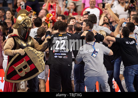 Köln, Deutschland. 02 Juni, 2019. Handball: Champions League, Vardar Skopje - Telekom Veszprem, Endrunde, Final Four, Finale. Die vardar Team jubelt nach dem Spiel. Credit: Marius Becker/dpa/Alamy leben Nachrichten Stockfoto