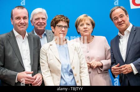 Berlin, Deutschland. 02 Juni, 2019. Manfred Weber (CSU, l-r), Spitzenkandidat der EVP für das Amt des EU-Kommissionspräsidenten, Volker Bouffier (CDU), Stellvertretender Bundesvorsitzender, Annegret Kramp-Karrenbauer, CDU-Bundesvorsitzende und Bundeskanzlerin Angela Merkel (CDU) und Armin Laschet (CDU), Stellvertretende Vorsitzende und stehen zusammen vor Beginn der Klausurtagung des CDU-Bundesvorstands. Quelle: Michael Kappeler/dpa/Alamy leben Nachrichten Stockfoto