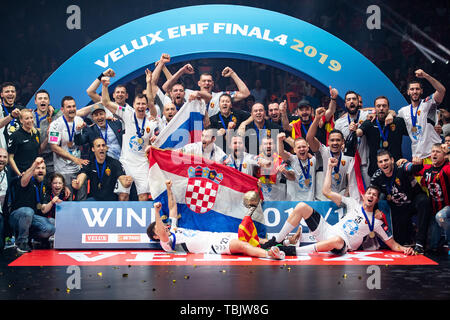 Köln, Deutschland. 02 Juni, 2019. Handball: Champions League, Vardar Skopje - Telekom Veszprem, Endrunde, Final Four, Finale. Das Team von Vardar können für die offiziellen Gewinner Foto fotografiert werden. Credit: Marius Becker/dpa/Alamy leben Nachrichten Stockfoto