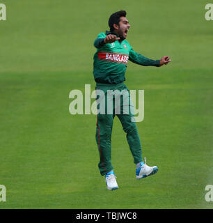 LONDON, ENGLAND. 02. JUNI 2019: mehedi Hasan Miraz von Bangladesch feiert die wicket von Faf du Plessis von Südafrika während des Südafrika v Bangladesch, ICC Cricket World Cup match, am Kia Oval, London, England. Credit: Cal Sport Media/Alamy leben Nachrichten Stockfoto