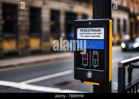 Fußgängerüberweg Schaltfläche in Leeds City Centre Stockfoto