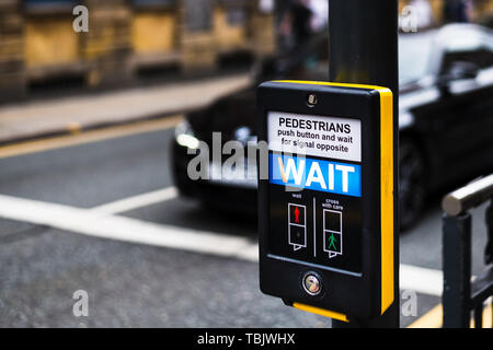 Fußgängerüberweg Schaltfläche in Leeds City Centre Stockfoto