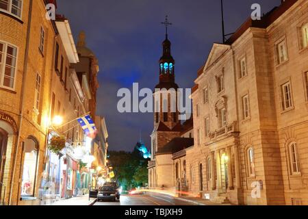 QUEBEC CITY, KANADA - SEP 10: Alte Straße bei Nacht am 10. September 2012 in Quebec City, Kanada. Als die Hauptstadt der kanadischen Provinz Quebec, es ist eine der ältesten Städte in Nordamerika. Stockfoto