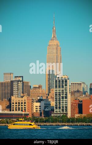 NEW YORK CITY, NY - Nov 11: Empire State Building und Skyline am 11. Juli 2014 in New York City. Es ist ein 102-stöckigen Wahrzeichen und war das höchste Gebäude der Welt seit mehr als 40 Jahren. Stockfoto