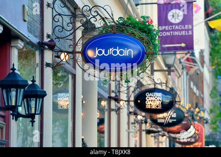 QUEBEC Stadt, Kanada - SEP 10: Geschäfte in Straße am 10. September 2012 in Quebec City, Kanada. Die Hauptstadt der kanadischen Provinz Quebec ist es eine der ältesten Städte in Nordamerika. Stockfoto