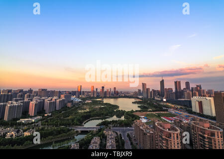 Hefei Schwanensee Core Business District, Schwanensee, früher bekannt als "Lotusblatt Land", da der See Oberfläche wird in der Form eines Schwans benannt, im neuen Bereich von Hefei Regierung befindet, mit einer Gesamtfläche von 136 Hektar und einem See Fläche von 70 Hektar. Binshan Road im Osten, Qimen Straße im Süden, Shengquan Straße im Westen und Osten stream Straße im Norden. Rund um den See ist Hefei Grand Theater, Swan Lake Fitnessraum, Anhui Provincial Museum, Hefei Stadtverwaltung Gemini Gebäude, Anhui neue Radio- und Fernsehzentrum und anderen berühmten Gebäuden in der Provinz Anhui. Stockfoto