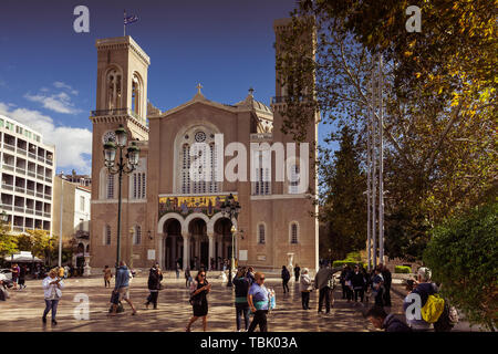 Menschen und Touristen vor der Metropolitan Kathedrale Mariä Verkündigung Stockfoto
