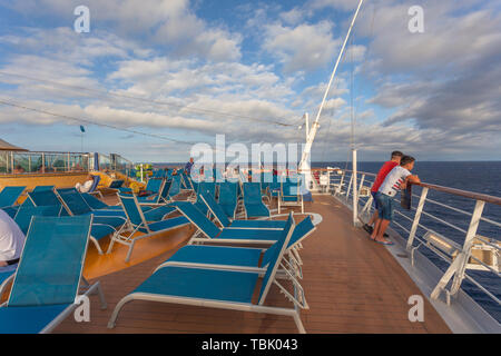 Kreuzfahrtschiff Passagiere beobachten das Meer von den oberen Decks Stockfoto