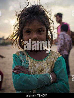 Jaipur, Rajasthan/Indien - 03. 24. 2019, Portrait eines jungen Mädchen, das arme Kind in den Slums der Stadt Stockfoto