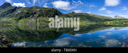 Breites Panorama von Eidsvatnet See in der Nähe der Geirangerfjord mit erstaunlichen Spiegelungen im Wasser, Sunnmore, Mehr og Romsdal, Norwegen Stockfoto