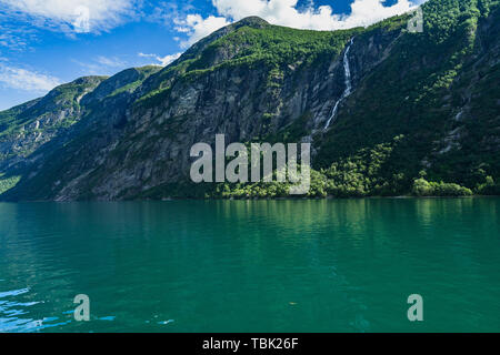 Geirangerfjord hat eindrucksvolle Landschaft mit Wasserfällen und Berge mit Blick auf den Fjord, Sunnmore, Mehr og Romsdal, Norwegen Stockfoto