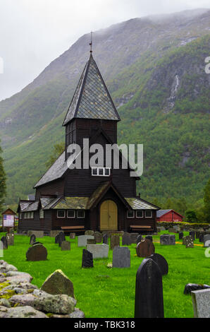 Klein und Schwarz viking Kirche mit Friedhof in Norwegen Stockfoto