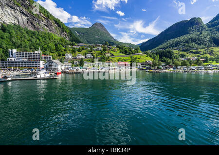 Blick auf den Geiranger Dorf in sonniger Tag, an der Spitze der Geirangerfjord, einem der bekanntesten Reiseziele in Norwegen Stockfoto