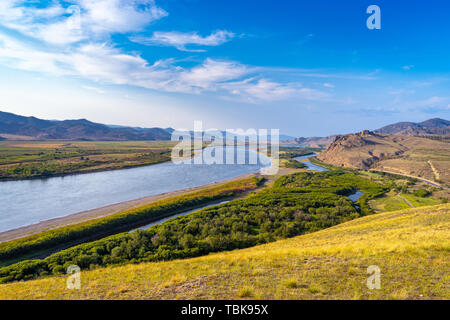 Selenga Fluss mit Sagan Daban Gebirge im Hintergrund in Ulan Ude, Russland Stockfoto