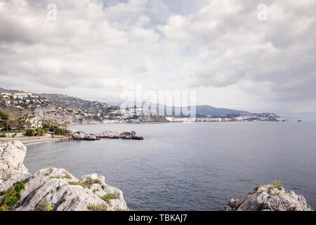 Landschaft von Gebäude und Meer in Almunecar Spanien Stockfoto