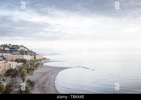 Landschaft von Gebäude und Meer in Almunecar Spanien Stockfoto