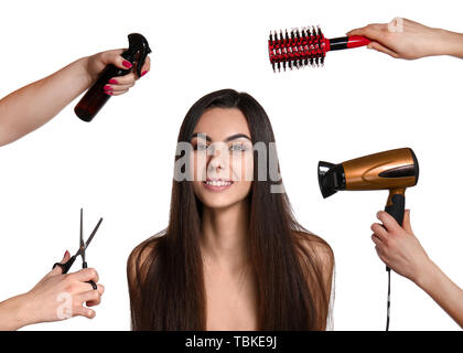 Schöne junge Frau mit gesunden lange Haare und Friseur Hände mit Tools auf weißem Hintergrund Stockfoto