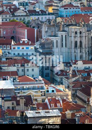 Blick auf die Stadt mit Aufzug Elevador de Santa Justa, Lissabon, Portugal Stockfoto