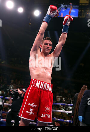 Callum Smith feiert seinen Sieg gegen Hassan N'Din uper der WBA' Welt, WBC, Diamant, Ring Magazin Super-Middlesweight Titel Kampf im Madison Square Garden, New York bin. Stockfoto