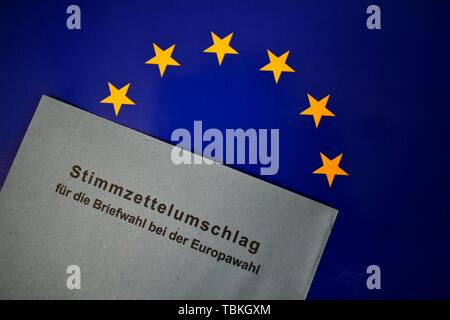 Symbol Bild Europawahl Stimmzettel, Stimmzettel in Umschlag vor der Europäischen Flagge, Deutschland Stockfoto