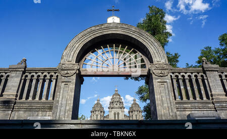 Peking Katholische Kirche (St. Joseph's Church), allgemein bekannt als der Dongtang, auch als St. Joseph's Hall und 8-seitig Trog Kirche bekannt, ist bei 74 Wangfujing Street, Dongcheng District, Beijing. Es ist die zweite Kirche der Jesuiten in Peking gebaut nach dem himmlischen Dom Hall des Xuanwumen. Die Kirche ist ein 3-stöckiges römisches Gebäude, dass viele Elemente der traditionellen chinesischen Architektur in der Verarbeitung von Details beinhaltet, und das ganze Gebäude erfolgreich integriert den Stil der chinesischen und der westlichen Architektur. Stockfoto