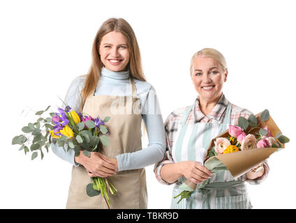 Weibliche Floristen mit blumensträussen auf weißem Hintergrund Stockfoto