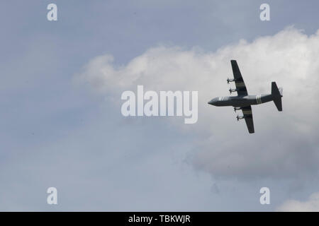 Lockheed C-130 Hercules kommt an der Cherbuorg-Maupertus Flughafen Durchführung der 173Rd Airborne Brigade Combat Team am 1. Juni 2019. Mehr als 1.300 US-Service Mitglieder mit 950 Soldaten aus ganz Europa und Kanada zusammen, haben sich angenähert im Nordwesten von Frankreich den 75. Jahrestag des Kriegsendes Operation Overlord, der alliierten Invasion in der Normandie, die gemeinhin als D-Day bekannt zu gedenken. Nach oben von 80 Zeremonien in 40 französischen Gemeinschaften in der Region zwischen Juni 1-9, 2019, dem Apex gehalten wird. Juni an der Amerikanischen Friedhof in Colleville-sur-Mer 6. (U.S. Armee Foto von Pfc. Rich Stockfoto