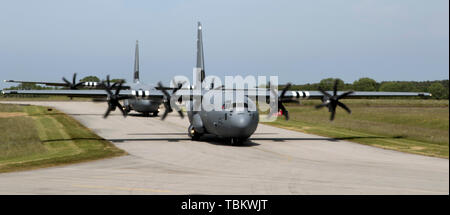 Lockheed C-130 Hercules kommt an der Cherbuorg-Maupertus Flughafen Durchführung der 173Rd Airborne Brigade Combat Team am 1. Juni 2019. Mehr als 1.300 US-Service Mitglieder mit 950 Soldaten aus ganz Europa und Kanada zusammen, haben sich angenähert im Nordwesten von Frankreich den 75. Jahrestag des Kriegsendes Operation Overlord, der alliierten Invasion in der Normandie, die gemeinhin als D-Day bekannt zu gedenken. Nach oben von 80 Zeremonien in 40 französischen Gemeinschaften in der Region zwischen Juni 1-9, 2019, dem Apex gehalten wird. Juni an der Amerikanischen Friedhof in Colleville-sur-Mer 6. (U.S. Armee Foto von Pfc. Rich Stockfoto